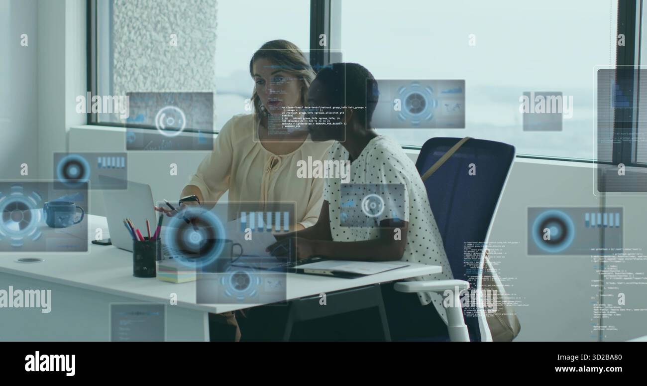 Analizzando i dati, due donne in camicette che collaborano alla scrivania, con notebook, grafica mobile Foto Stock