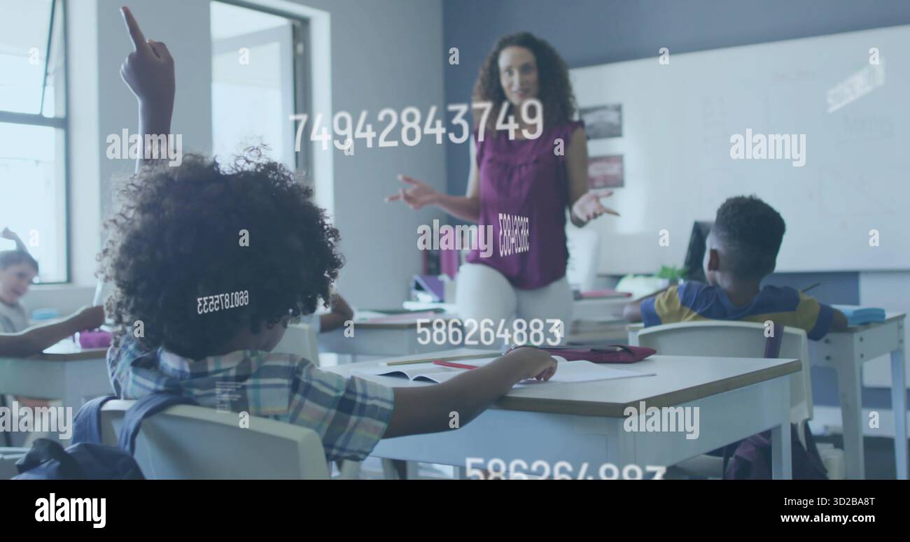 Alzare il ragazzo dai capelli ricci seduto alla scrivania in classe, con l'insegnante sulla lavagna bianca e sui poster Foto Stock