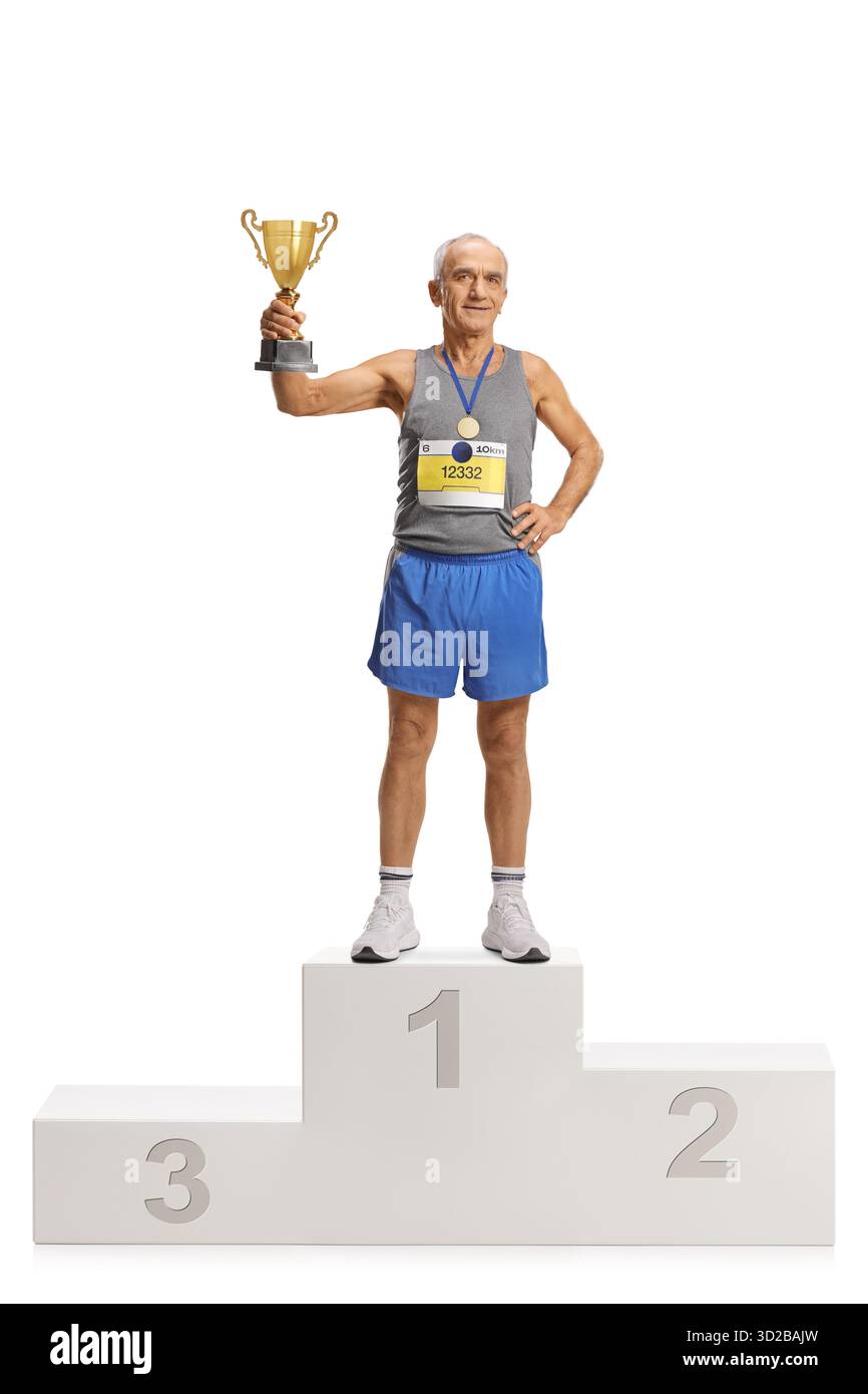 Foto a tutta lunghezza di un anziano con una coppa di trofei vincitrice del primo premio maratona isolato su sfondo bianco Foto Stock