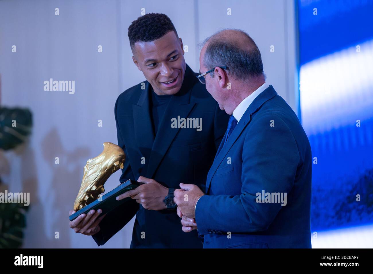 Madrid, Spagna. 31 ottobre 2025. Presentazione del Golden Boot per la stagione 2024-2025 a Kylian Mbappé nella tribuna presidenziale dello stadio Santiago Bernabéu. Crediti: D. Canales Carvajal/Alamy Live News Foto Stock