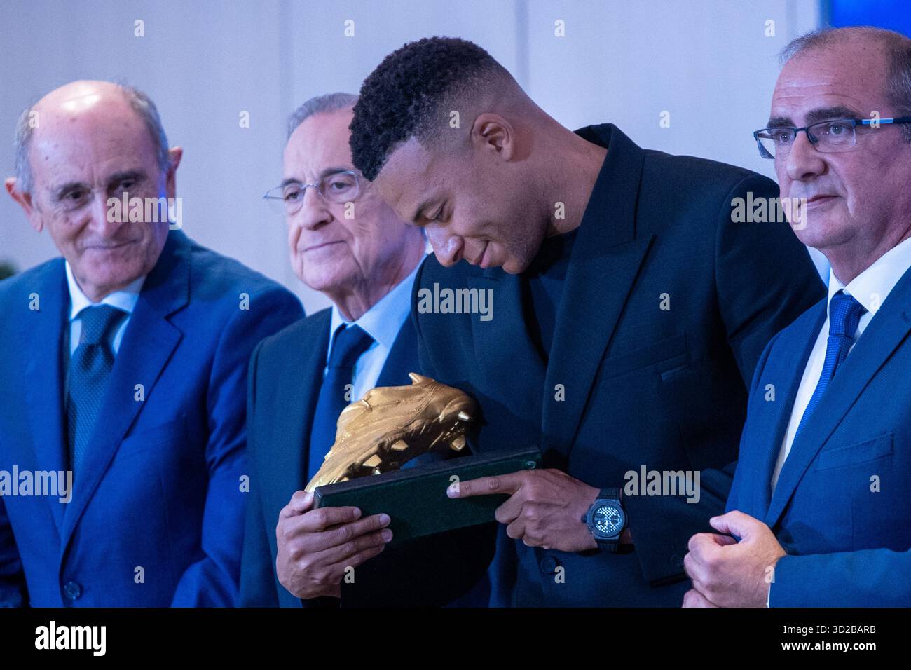 Madrid, Spagna. 31 ottobre 2025. Presentazione del Golden Boot per la stagione 2024-2025 a Kylian Mbappé nella tribuna presidenziale dello stadio Santiago Bernabéu. Crediti: D. Canales Carvajal/Alamy Live News Foto Stock