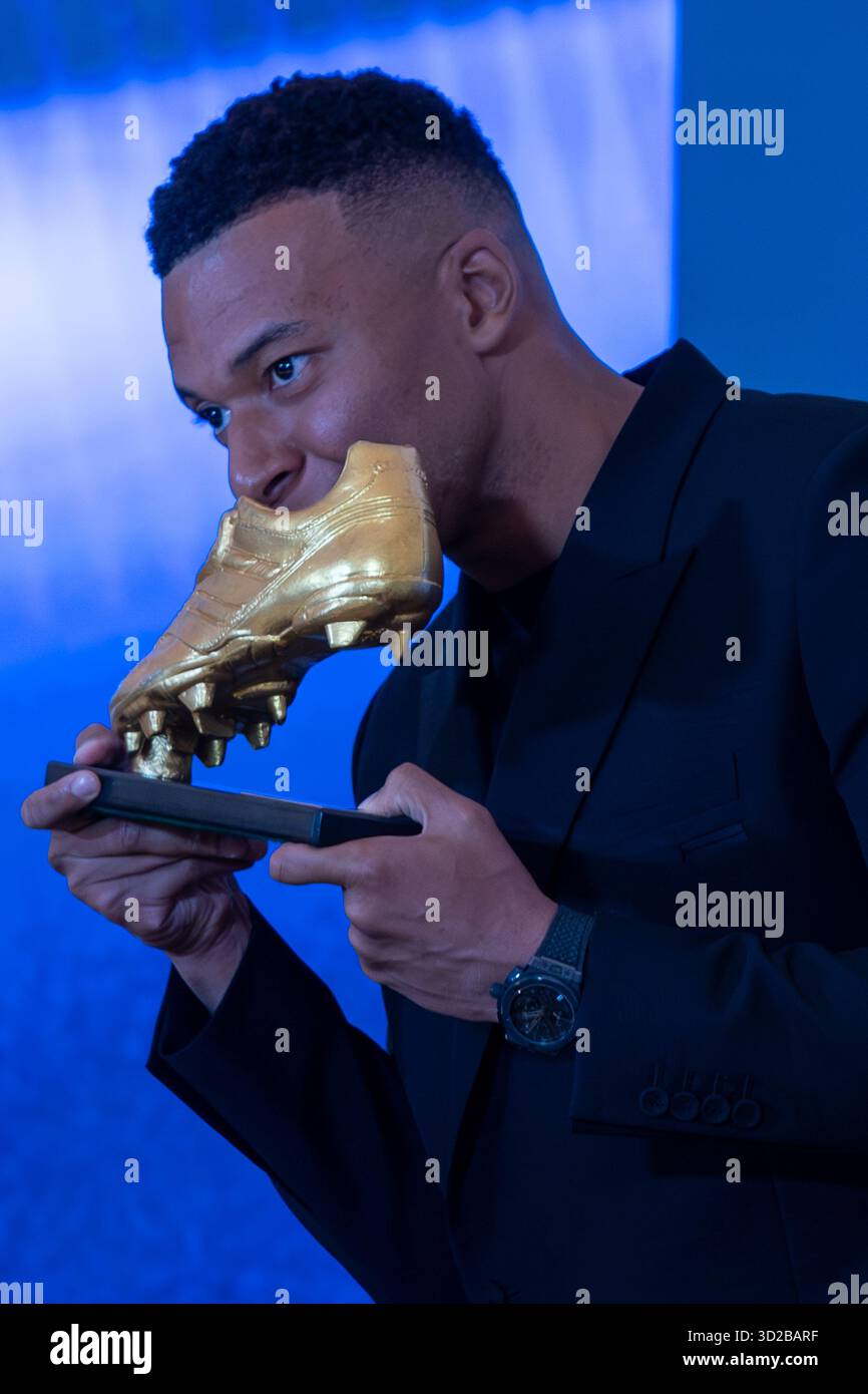 Madrid, Spagna. 31 ottobre 2025. Presentazione del Golden Boot per la stagione 2024-2025 a Kylian Mbappé nella tribuna presidenziale dello stadio Santiago Bernabéu. Crediti: D. Canales Carvajal/Alamy Live News Foto Stock