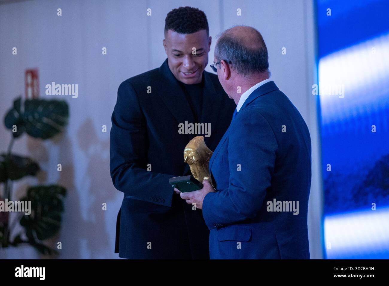 Madrid, Spagna. 31 ottobre 2025. Presentazione del Golden Boot per la stagione 2024-2025 a Kylian Mbappé nella tribuna presidenziale dello stadio Santiago Bernabéu. Crediti: D. Canales Carvajal/Alamy Live News Foto Stock