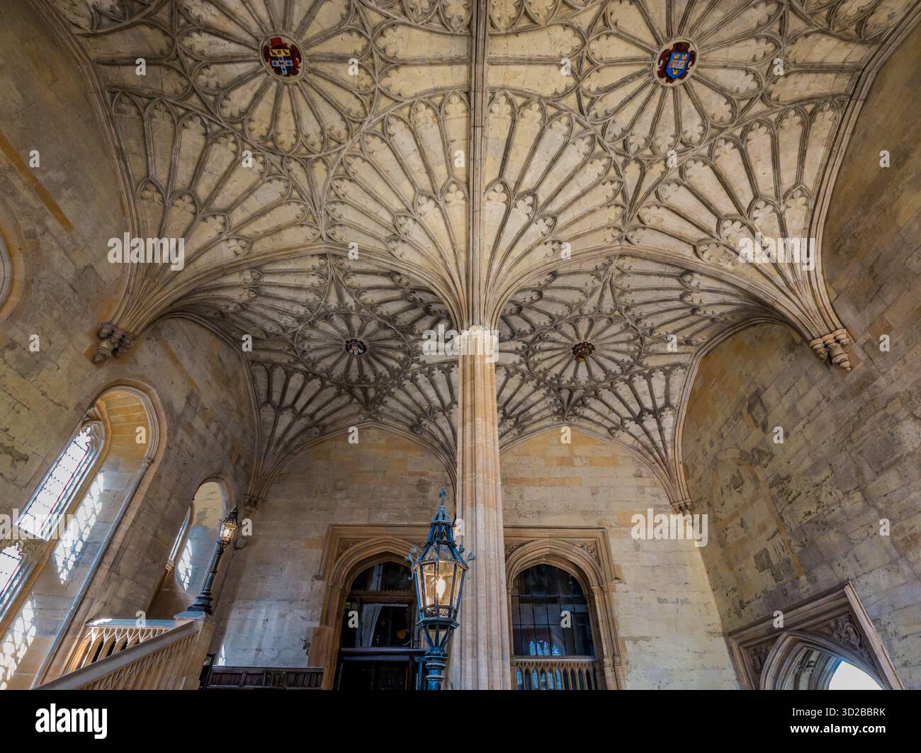 Interno della Bodley Tower soffitto ornato che conduce alla Great Hall, al Christ Church College, all'Università di Oxford, Inghilterra, Regno Unito Foto Stock