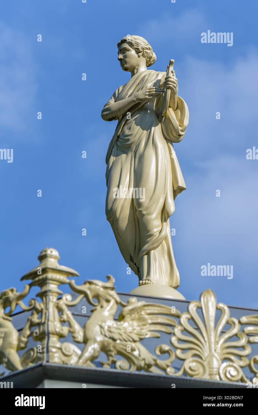 Muze Erato greco, griffini e palmettes che decorano il chiosco del 1885, padiglione musicale al Citadelpark, parco cittadino di Gand, Fiandre orientali, Belgio Foto Stock