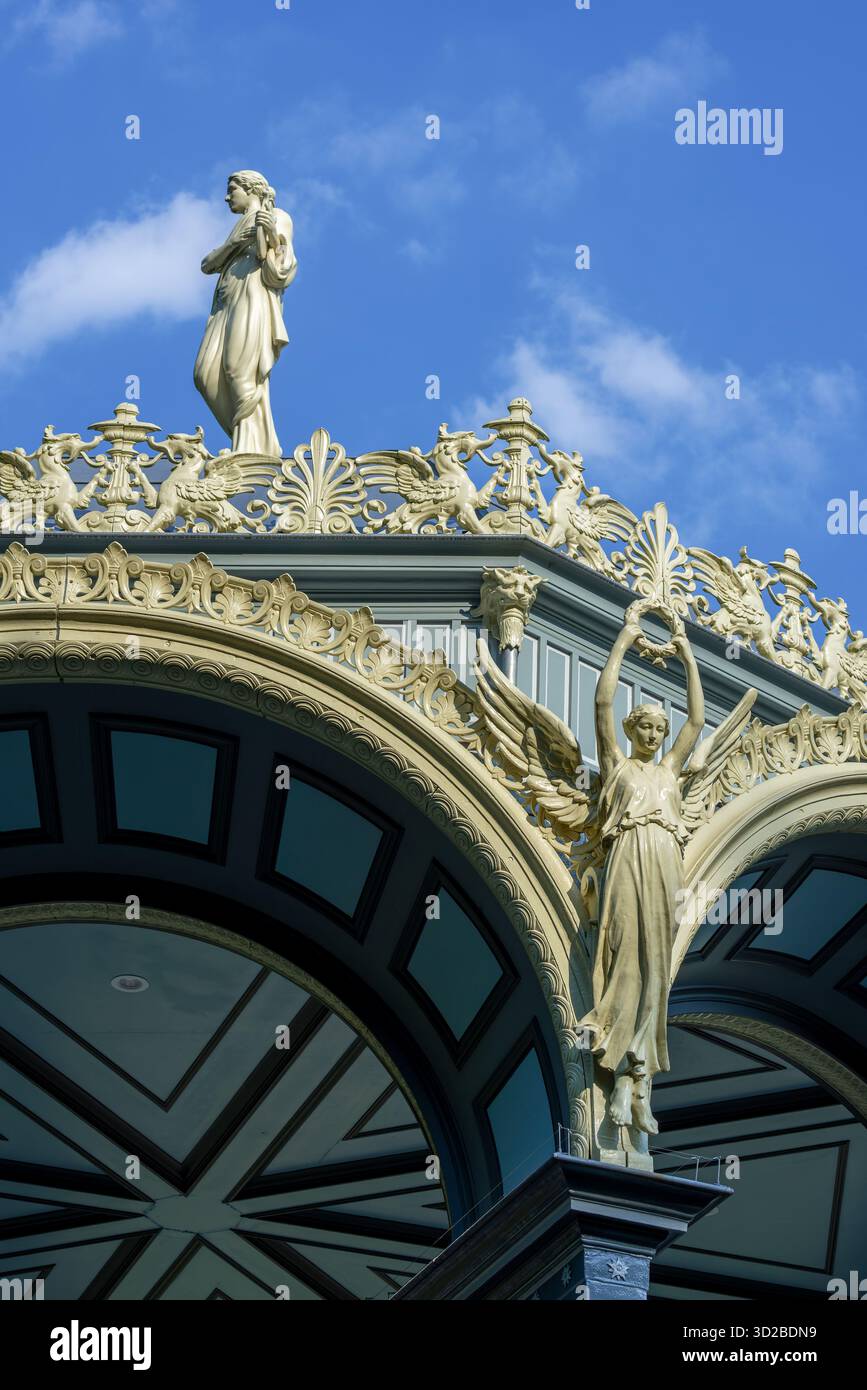 Greek Muze Erato, dea Nike, griffin e palmettes che decorano il chiosco 1885, padiglione musicale al parco della Cittadella, città di Gand, Fiandre orientali, Belgio Foto Stock