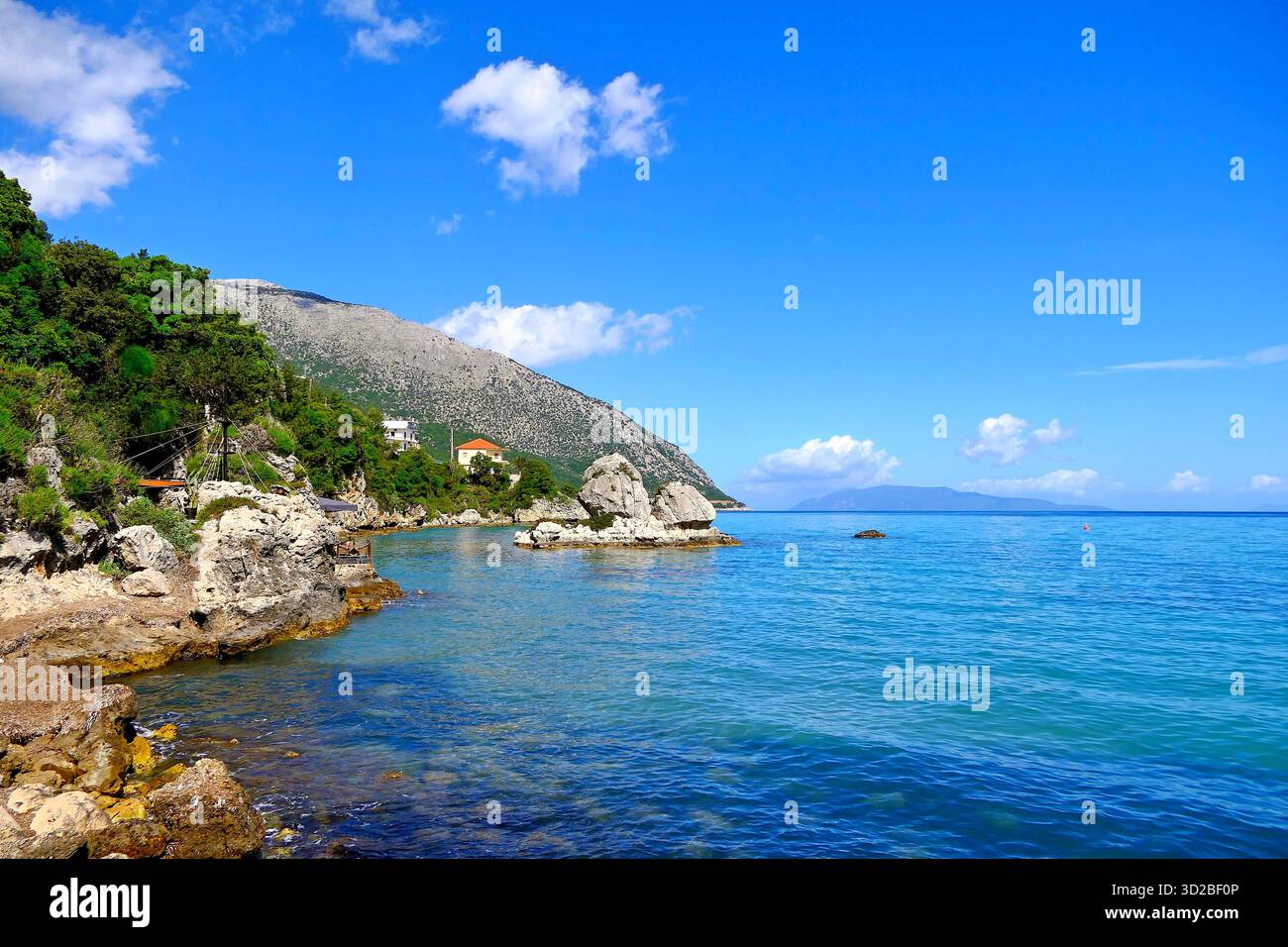 Panorama marino con acqua turchese e costa rocciosa sull'isola di Cefalonia, Grecia Foto Stock