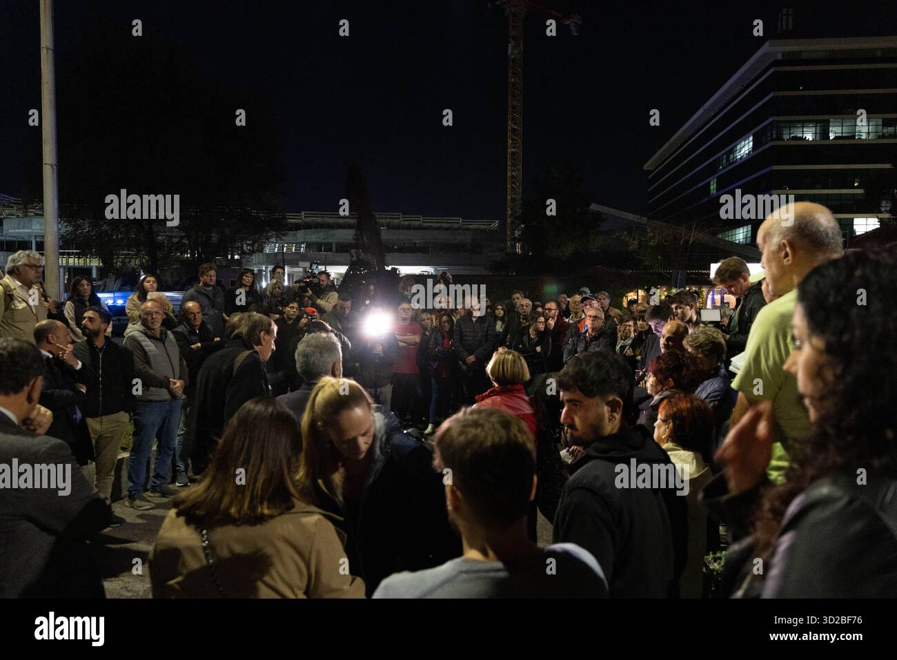 Roma, Italia. 31 ottobre 2025. Una processione di fiaccolate si svolgerà in Piazza dei navigatori a Roma in memoria di Beatrice Bellucci, la giovane donna morta in un incidente d'auto il 24 ottobre. Credito: Agenzia fotografica indipendente/Alamy Live News Foto Stock