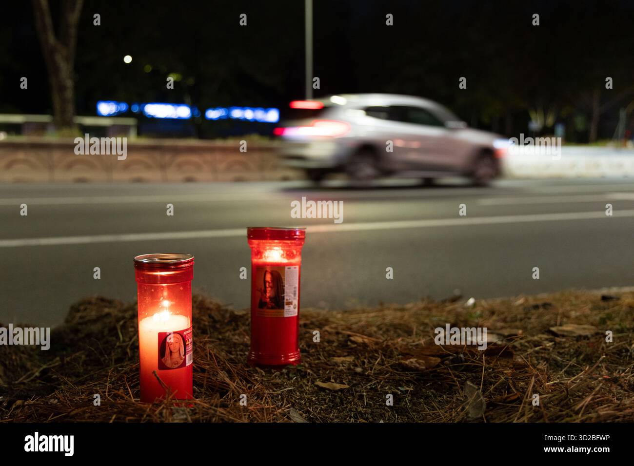 Roma, Italia. 31 ottobre 2025. Una processione di fiaccolate si svolgerà in Piazza dei navigatori a Roma in memoria di Beatrice Bellucci, la giovane donna morta in un incidente d'auto il 24 ottobre. Credito: Agenzia fotografica indipendente/Alamy Live News Foto Stock