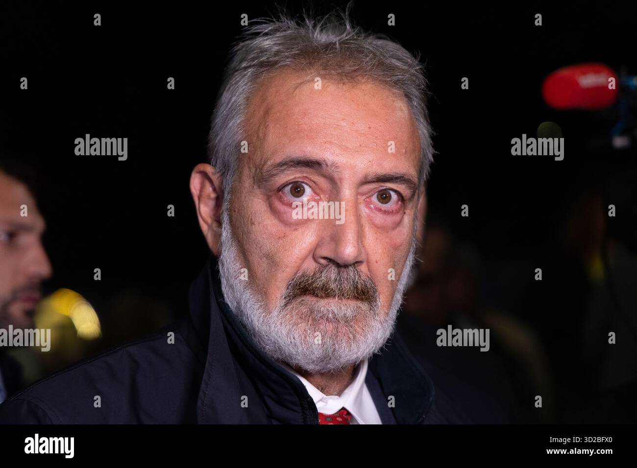 Roma, Italia. 31 ottobre 2025. Il presidente della regione Lazio Francesco Rocca durante la processione delle fiaccolate in Piazza dei navigatori a Roma in memoria di Beatrice Bellucci. Credito: Agenzia fotografica indipendente/Alamy Live News Foto Stock