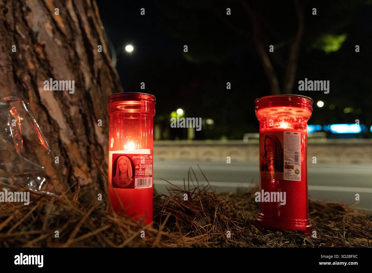 Roma, Italia. 31 ottobre 2025. Una processione di fiaccolate si svolgerà in Piazza dei navigatori a Roma in memoria di Beatrice Bellucci, la giovane donna morta in un incidente d'auto il 24 ottobre. Credito: Agenzia fotografica indipendente/Alamy Live News Foto Stock