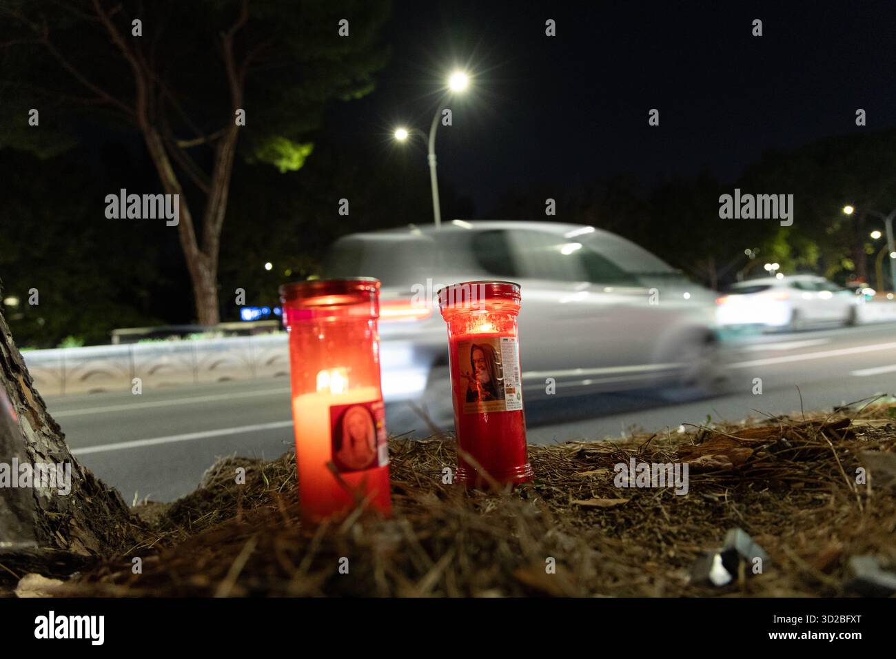 Roma, Italia. 31 ottobre 2025. Una processione di fiaccolate si svolgerà in Piazza dei navigatori a Roma in memoria di Beatrice Bellucci, la giovane donna morta in un incidente d'auto il 24 ottobre. Credito: Agenzia fotografica indipendente/Alamy Live News Foto Stock