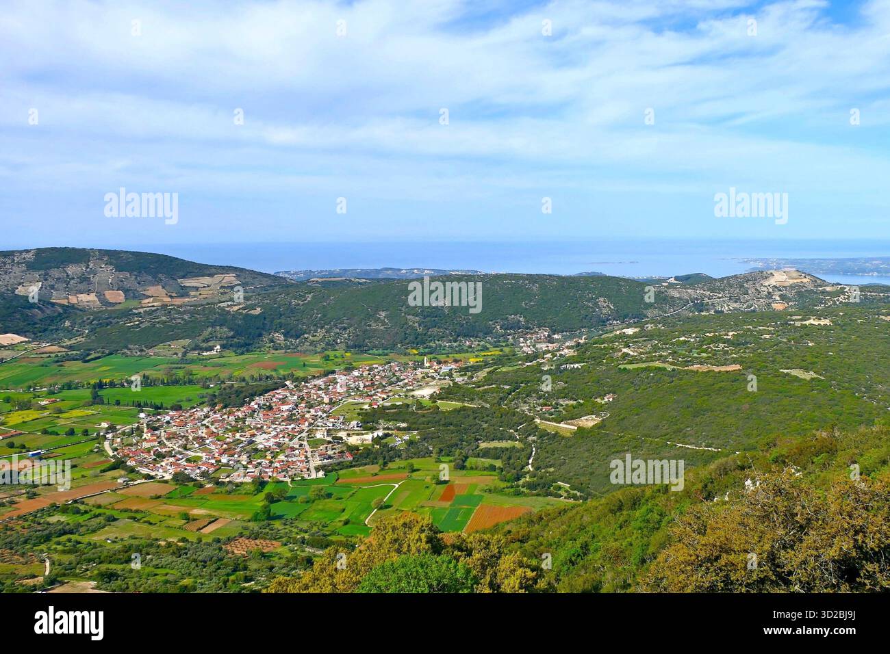 Vista aerea di una valle panoramica con campi di patchwork e case dal tetto rosso nel villaggio di Valsamata, Cefalonia, Grecia Foto Stock