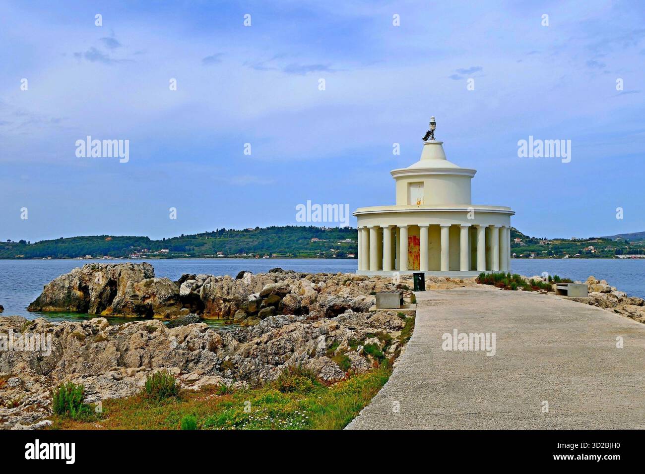 Vista del faro dorico di San Teodoro sotto forma di una rotonda bianca su un mantello artificiale ad Argostoli, Cefalonia, Grecia Foto Stock