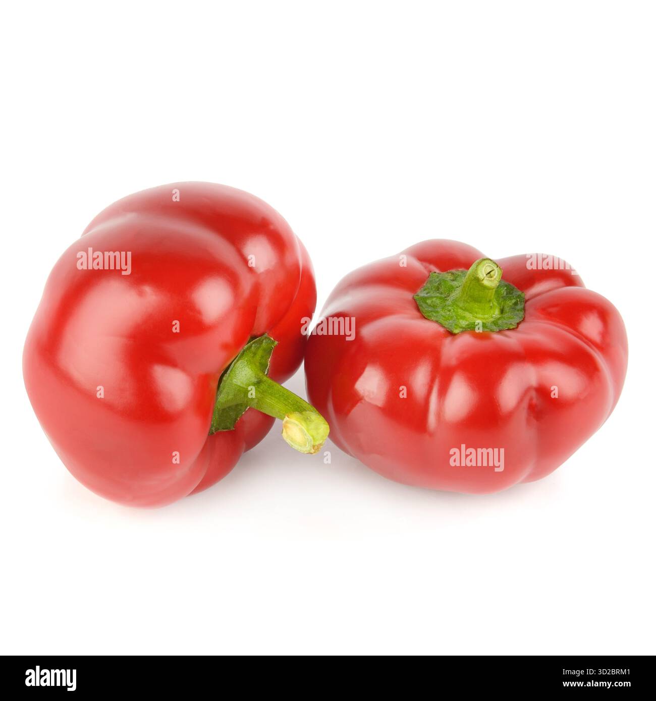 Due peperoni rossi lucidi e dai colori vivaci (probabilmente varietà di pimento o di campana di ciliegio) sono isolati su uno sfondo bianco pulito Foto Stock