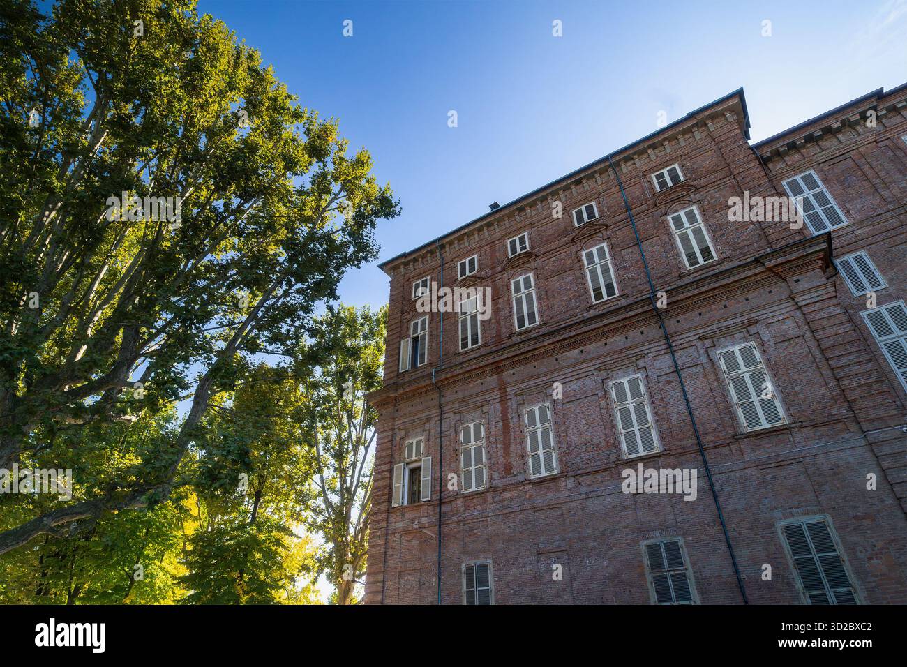 Facciata posteriore del Palazzo reale di Torino con alberi alla luce del sole. Torino, Italia. 10.07.2025. Foto Stock