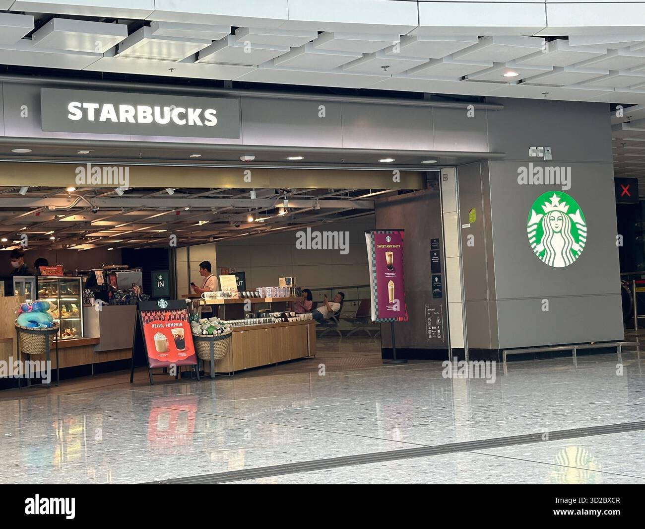 Hong Kong, Cina - 25 settembre 2023. Caffetteria Starbucks. Starbucks Coffee è una catena americana di caffetterie, fondata a Seattle - Immagine stock catturata con smartphone