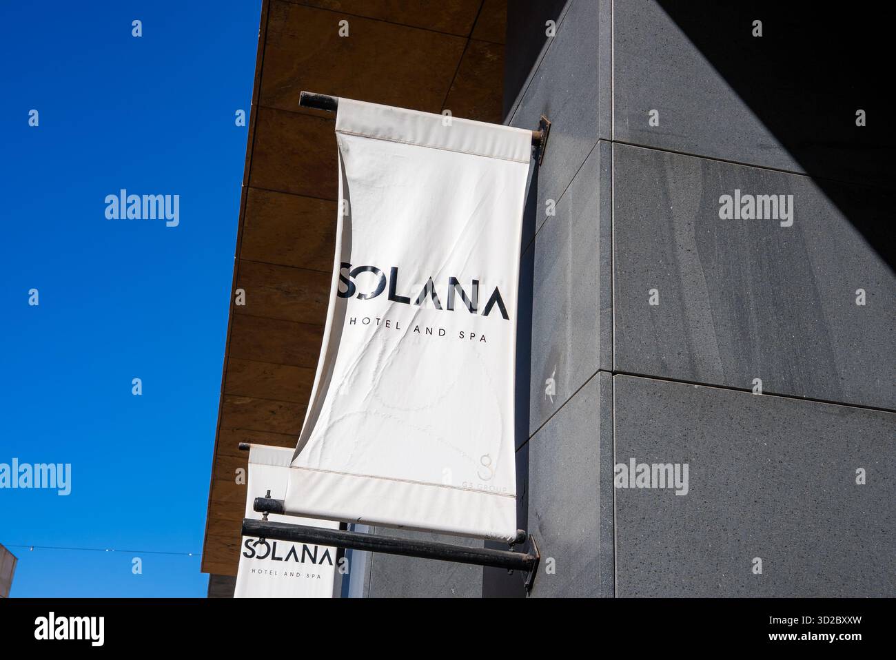 Banner White Solana Hotel and Spa su facciata scura a Mellieha, Malta Foto Stock