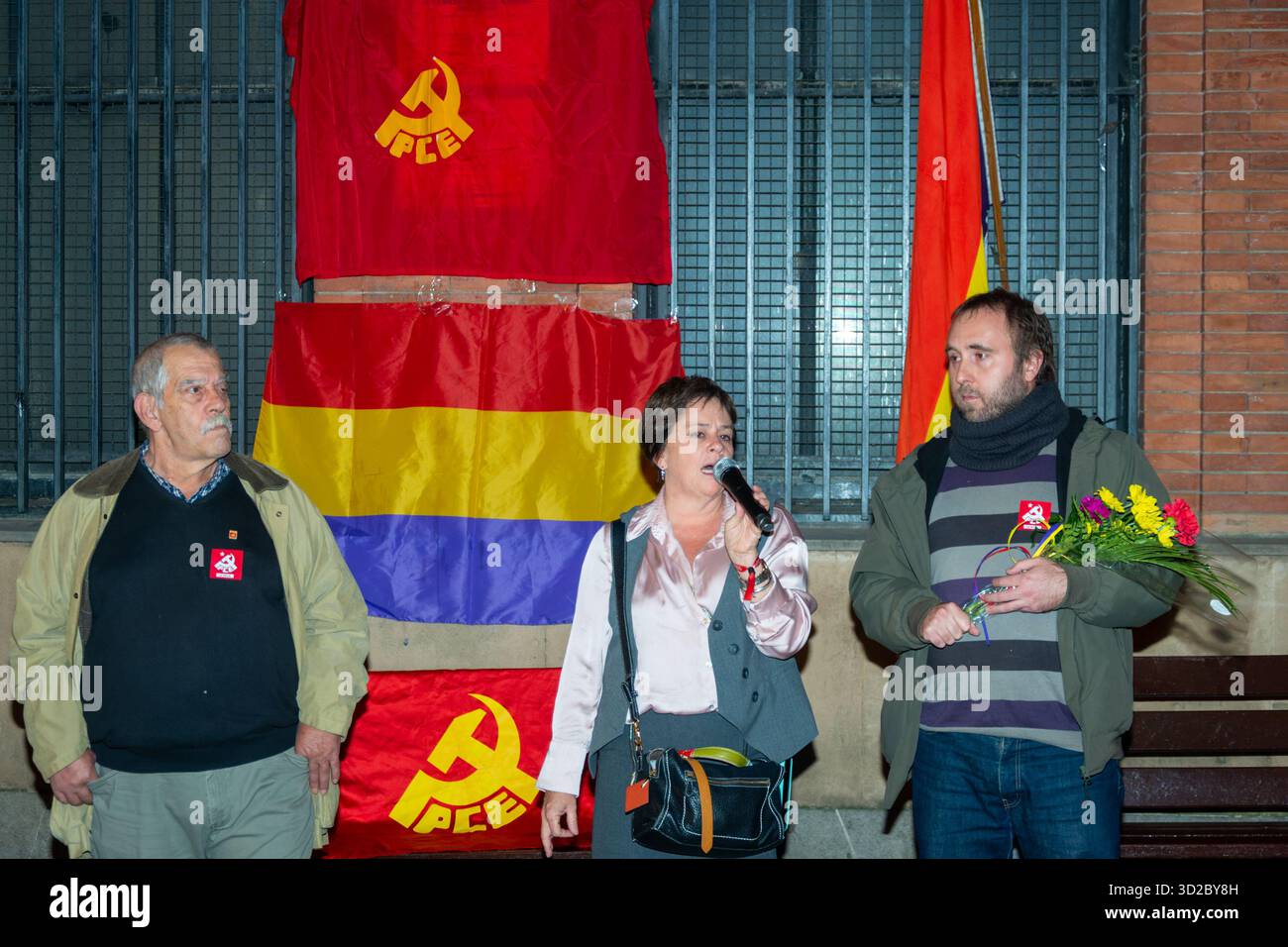 Logrono, la Rioja, SPAGNA. 31 ottobre 2025. I partiti di sinistra IU e PCE tengono una cerimonia commemorativa a Logroño per onorare 2.007 vittime di la Rioja uccise durante la dittatura franco. L'evento commemorativo si svolge vicino alla Biblioteca regionale, dove i partecipanti depongono fiori e pongono una targa commemorativa in onore dei caduti. (Foto di MARIO MARTIJA). Crediti: Mario Martija/Alamy Live News Foto Stock