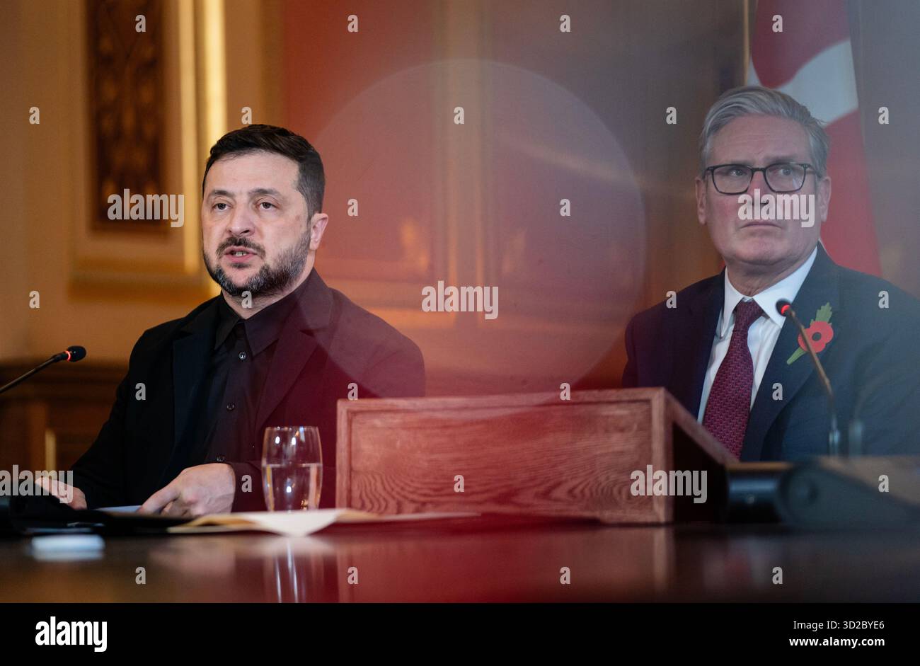 Londra, Regno Unito, 24 ottobre 2025. Il presidente ucraino Volodymyr Zelensky e il primo ministro britannico Keir Starmer durante un incontro con la coalizione dei volenterosi sulla situazione in Ucraina. Bart Maat/Alamy Live News netherlands Out - belgio Out Foto Stock