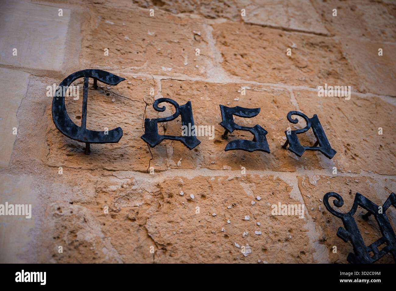 Cartello Casa in ferro battuto su parete calcarea a Mdina, Malta Foto Stock