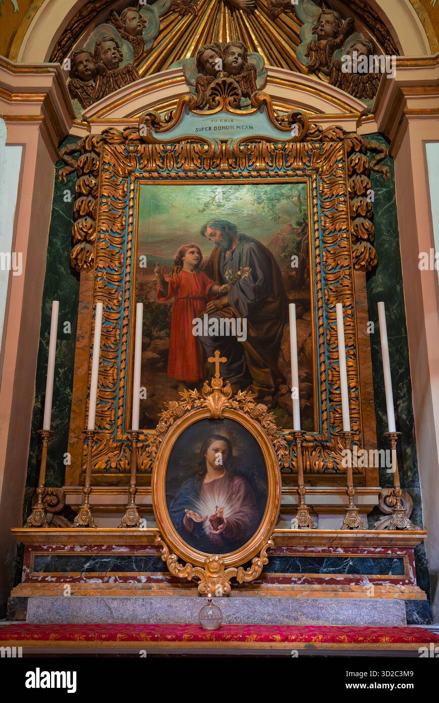 Altare barocco con dipinto di San Giuseppe all'interno della chiesa di Mdina, Malta Foto Stock