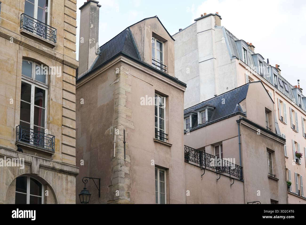 Gli edifici presentano una classica architettura parigina, che include tetti mansardati e finestre dormitori Parigi, Francia Foto Stock