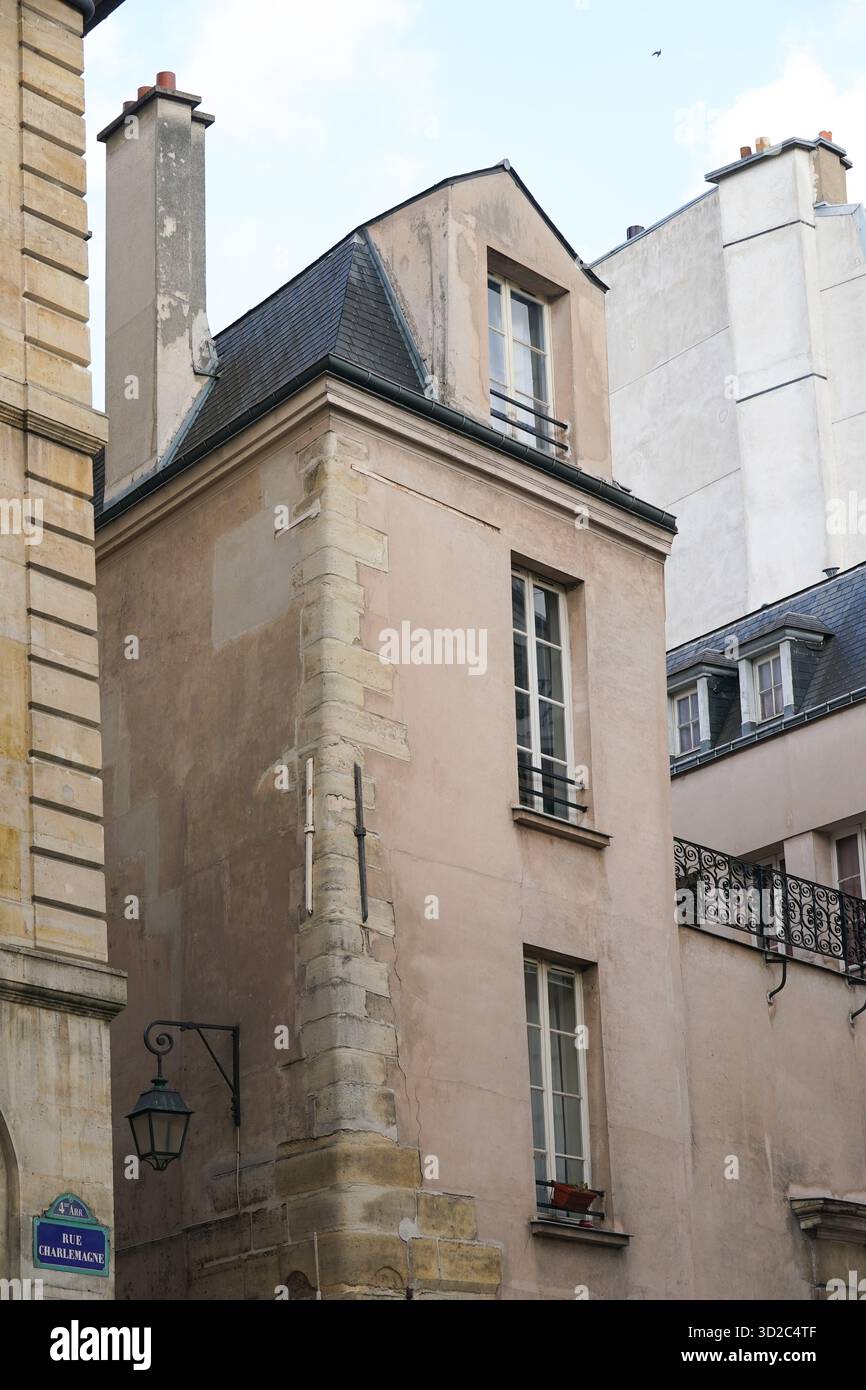 Gli edifici presentano una classica architettura parigina, che include tetti mansardati e finestre dormitori Parigi, Francia Foto Stock