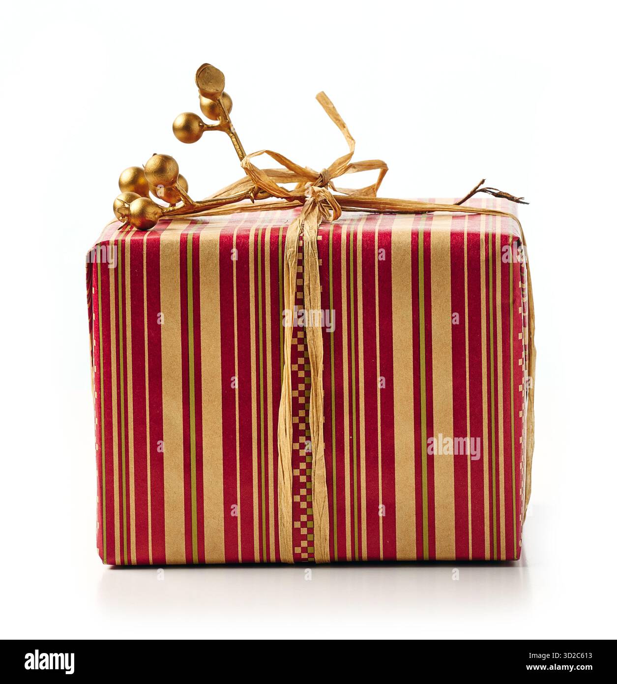 Splendida confezione regalo di Natale, isolata su sfondo bianco Foto Stock
