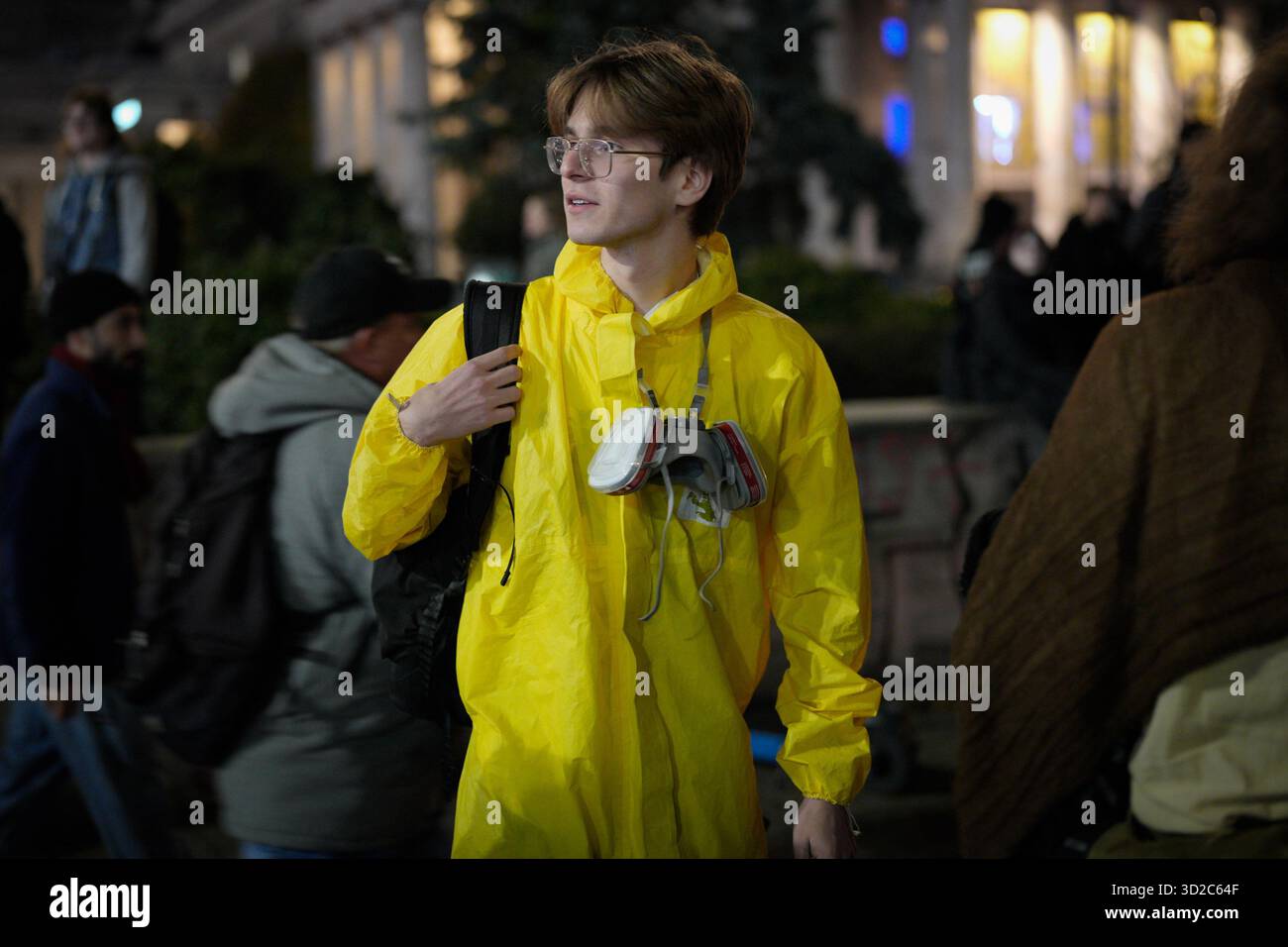 Varsavia, Polonia. 31 ottobre 2025. Un rivelatore in una serie TV Breaking Bad Toxic Costume è stato visto a Varsavia, in Polonia, il 31 ottobre 2025. (Foto di Jaap Arriens/Sipa USA) credito: SIPA USA/Alamy Live News Foto Stock