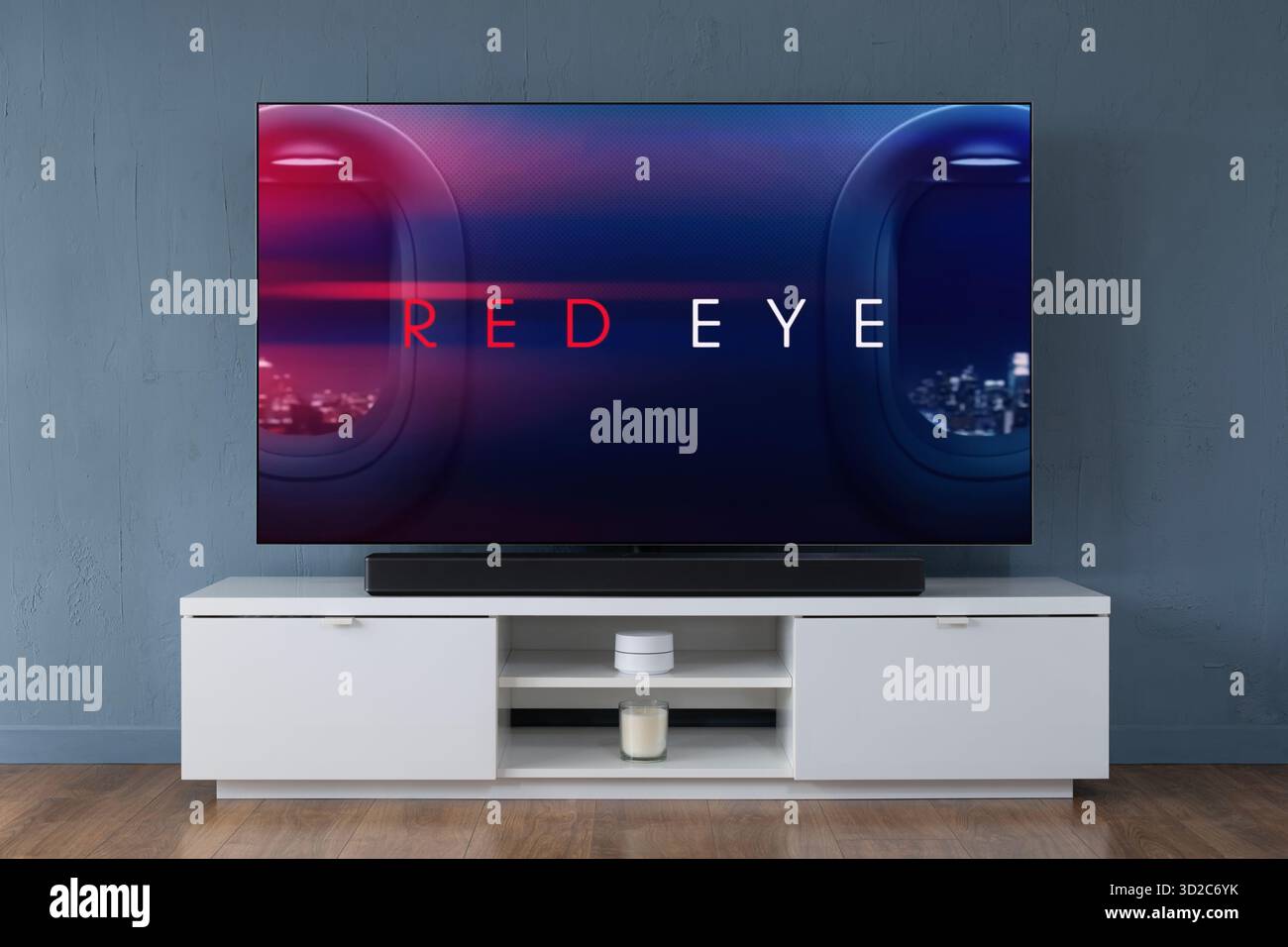 Un televisore OLED widescreen che mostra un trailer della serie TV Red Eye, visto in un salotto contemporaneo. Foto Stock