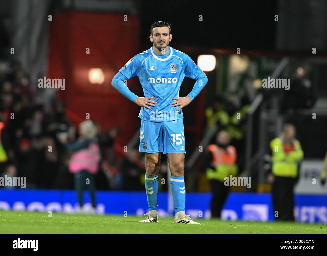 Wrexham, Regno Unito. 31 ottobre 2025. Liam Kitching di Coventry City reagisce dopo il match Wrexham vs Coventry City Sky Bet Championship allo Stok CAE Ras di Wrexham. Il credito per immagini dovrebbe essere: Simon Bellis/Sportimage Credit: Sportimage Ltd/Alamy Live News Foto Stock