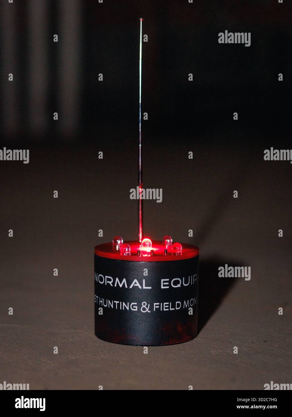 Un dispositivo che rileva il movimento paranormale si trova sul pavimento nella soffitta del terzo ponte all'Harry Lee Hall sulla base dei Marine Corps Quantico, Virginia, 3 ottobre 2025. Oggi, l'edificio si erge come un punto di riferimento immerso nella storia che conserva valore storico per il corpo dei Marines. Ma c'è un altro lato di Harry Lee Hall che ospita qualcosa di più paranormale. (Foto del corpo dei Marines degli Stati Uniti di Braydon Rogers) Foto Stock