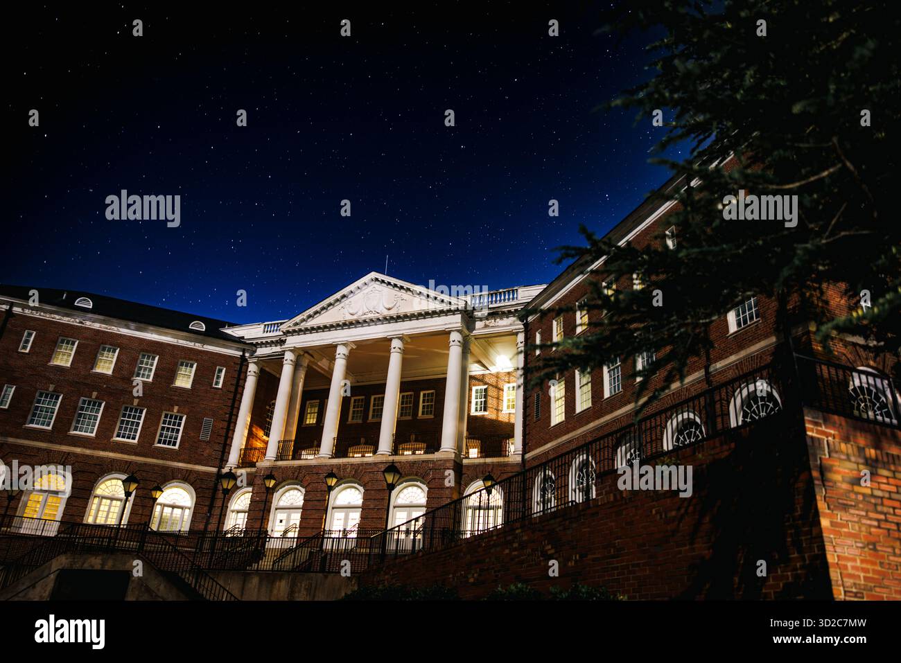 L'edificio 17, Harry Lee Hall, si crogiola nelle stelle sulla base del corpo dei Marines di Quantico, Virginia, 3 ottobre 2025. Oggi, l'edificio si erge come un punto di riferimento immerso nella storia che conserva valore storico per il corpo dei Marines. Ma c'è un altro lato di Harry Lee Hall che ospita qualcosa di più paranormale. (Foto del corpo dei Marines degli Stati Uniti di Braydon Rogers) Foto Stock