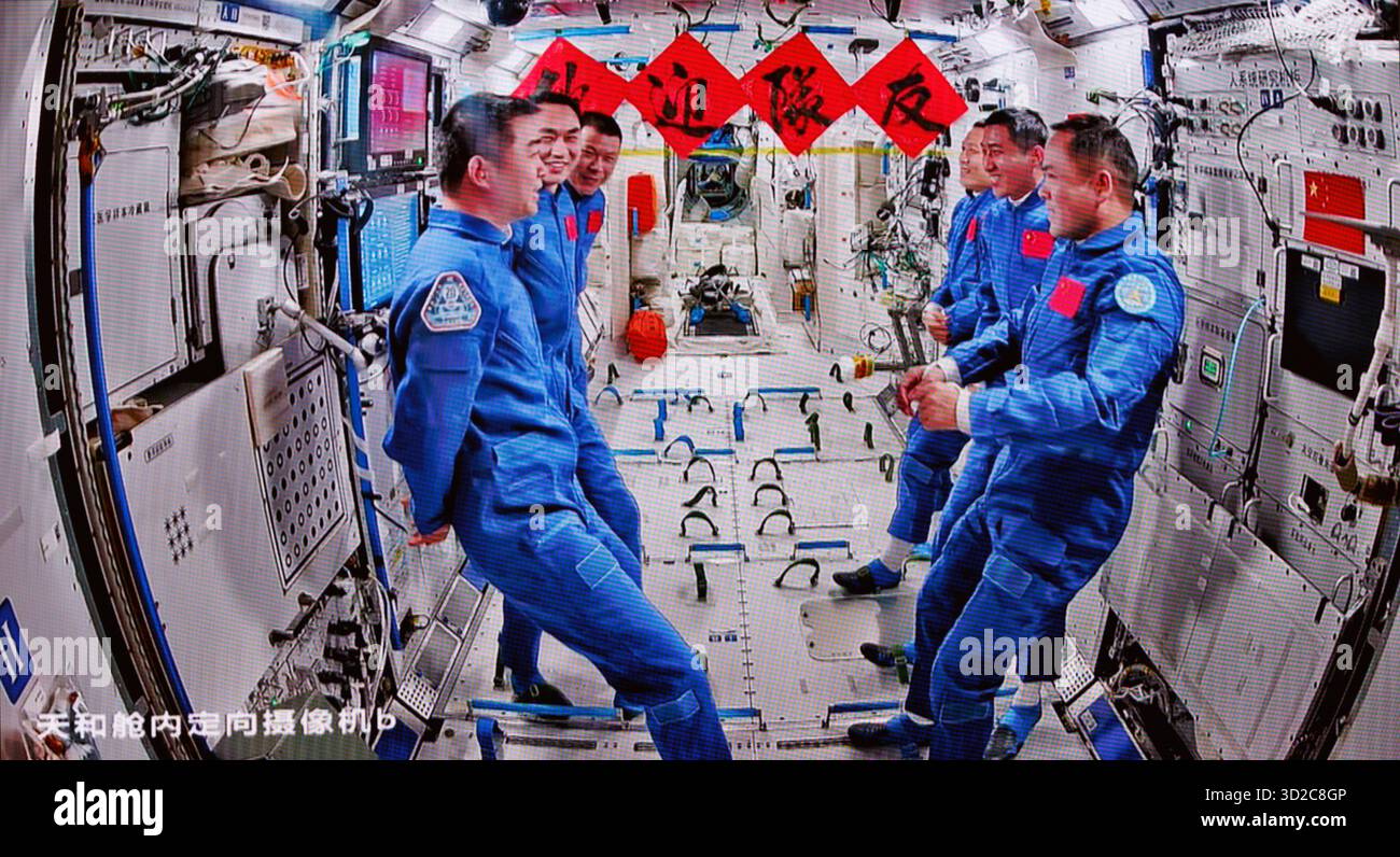 (251101) -- PECHINO, 1 novembre 2025 (Xinhua) -- questa immagine scattata al Beijing Aerospace Control Center il 1 novembre 2025 mostra l'equipaggio delle astronavi Shenzhou-20 e Shenzhou-21 che parlano tra loro. I tre astronauti a bordo della navicella spaziale cinese Shenzhou-21 sono entrati nella stazione spaziale del paese e si sono incontrati con un altro trio di astronauti sabato mattina presto, iniziando un nuovo turno di consegna dell'equipaggio in orbita. L'equipaggio della Shenzhou-20 ha aperto il portello alle 4:58 (ora di Pechino) e ha salutato i nuovi arrivi, secondo la China Manned Space Agency (CMSA). I sei membri dell'equipaggio hanno poi preso il gruppo pict Foto Stock