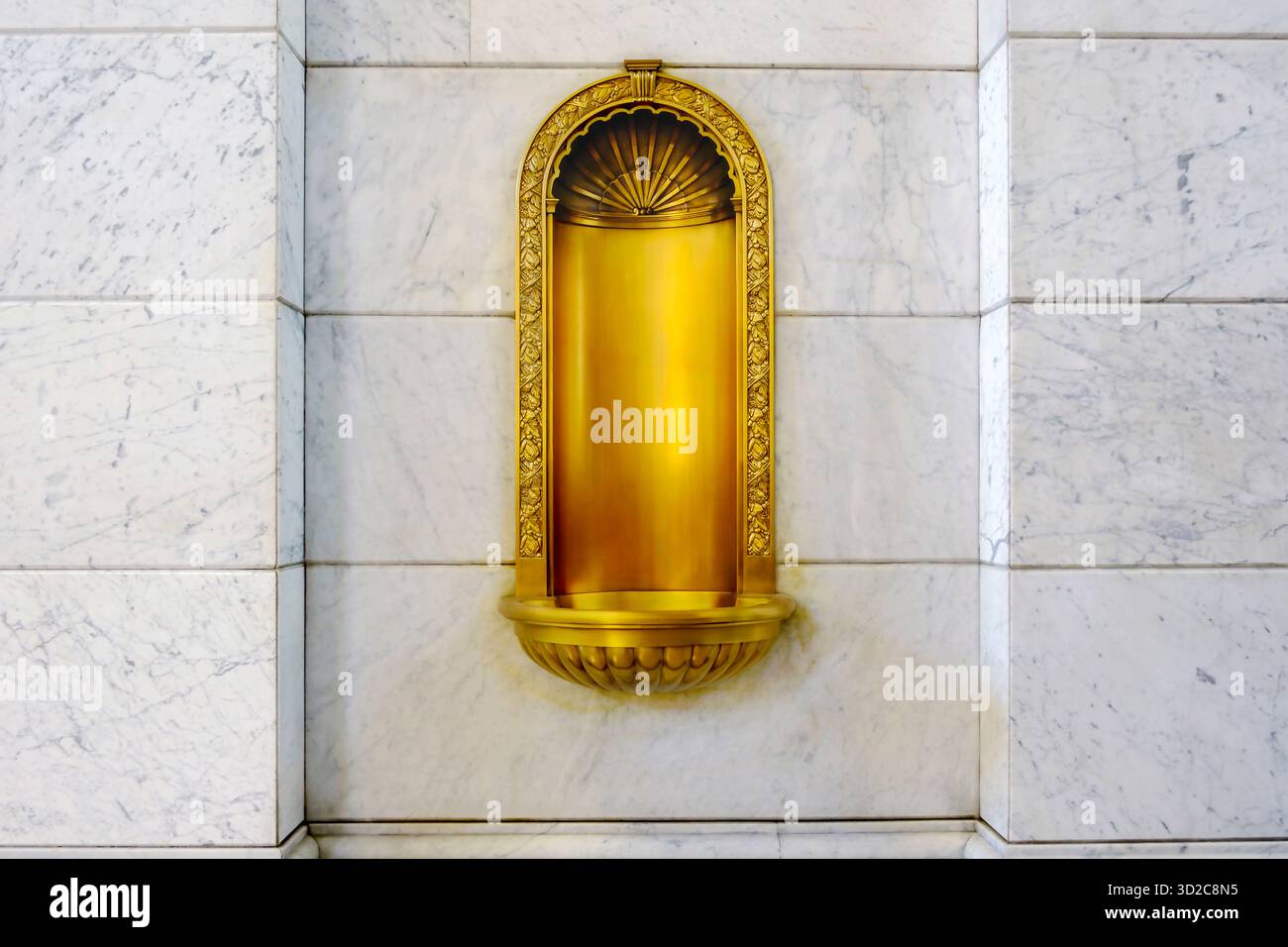 Nicchia dorata incassata in pareti in marmo Foto Stock