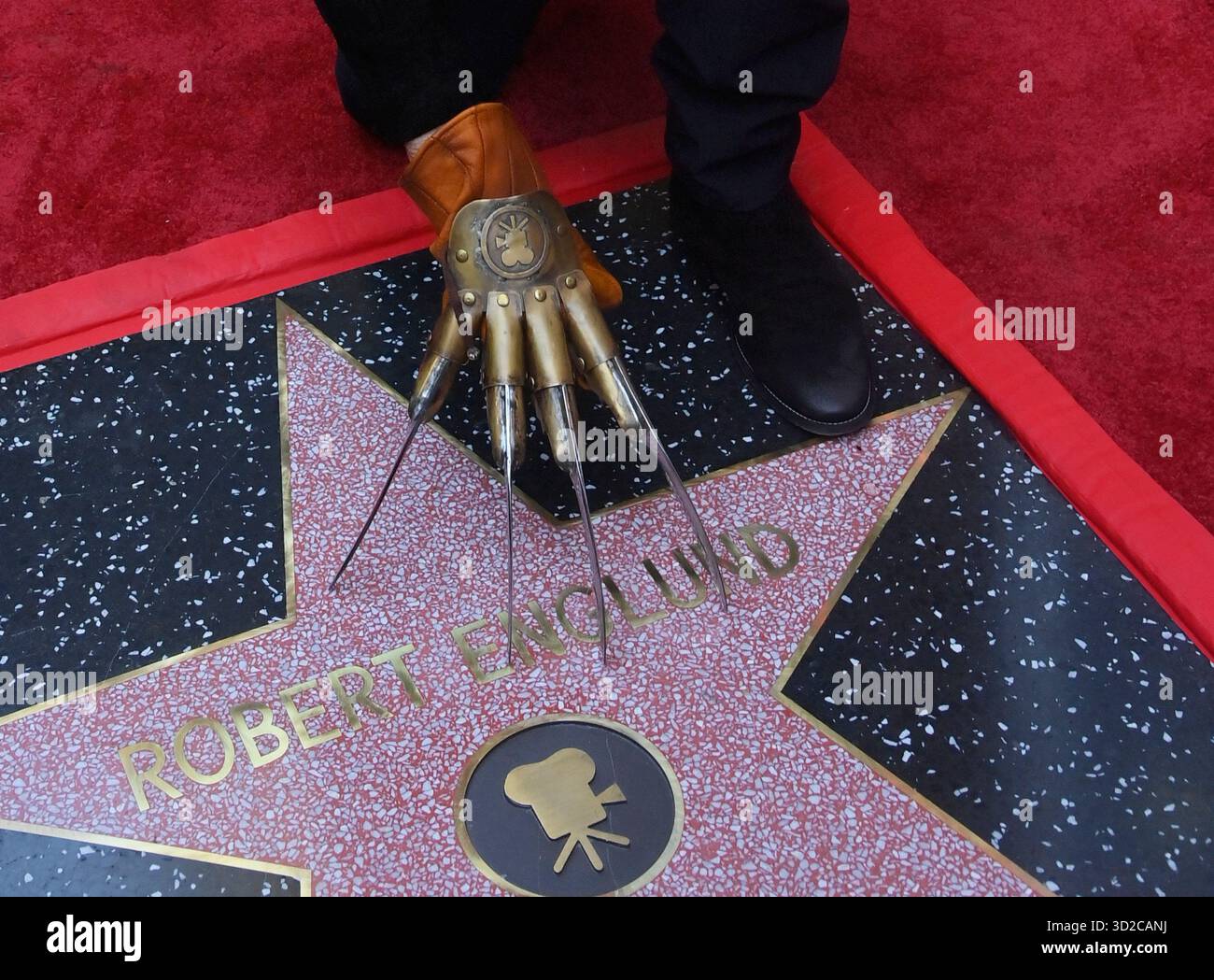Los Angeles, Stati Uniti. 31 ottobre 2025. L'attore e regista americano Robert Englund, meglio conosciuto per la sua interpretazione del cattivo Freddie Krueger si inginocchia accanto alla sua stella durante una cerimonia di inaugurazione che lo onora con la 2, 826a stella sulla Hollywood Walk of Fame a Los Angeles venerdì 31 ottobre 2025. Foto di Jim Ruymen/UPI credito: UPI/Alamy Live News Foto Stock