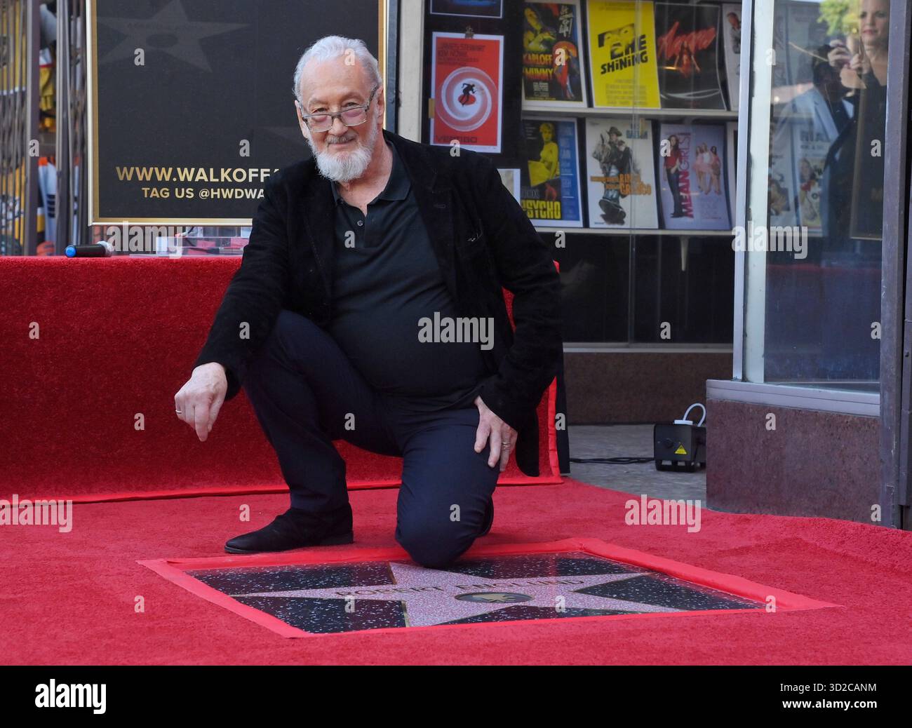 Los Angeles, Stati Uniti. 31 ottobre 2025. L'attore e regista americano Robert Englund, meglio conosciuto per la sua interpretazione del cattivo Freddie Krueger si inginocchia accanto alla sua stella durante una cerimonia di inaugurazione che lo onora con la 2, 826a stella sulla Hollywood Walk of Fame a Los Angeles venerdì 31 ottobre 2025. Foto di Jim Ruymen/UPI credito: UPI/Alamy Live News Foto Stock