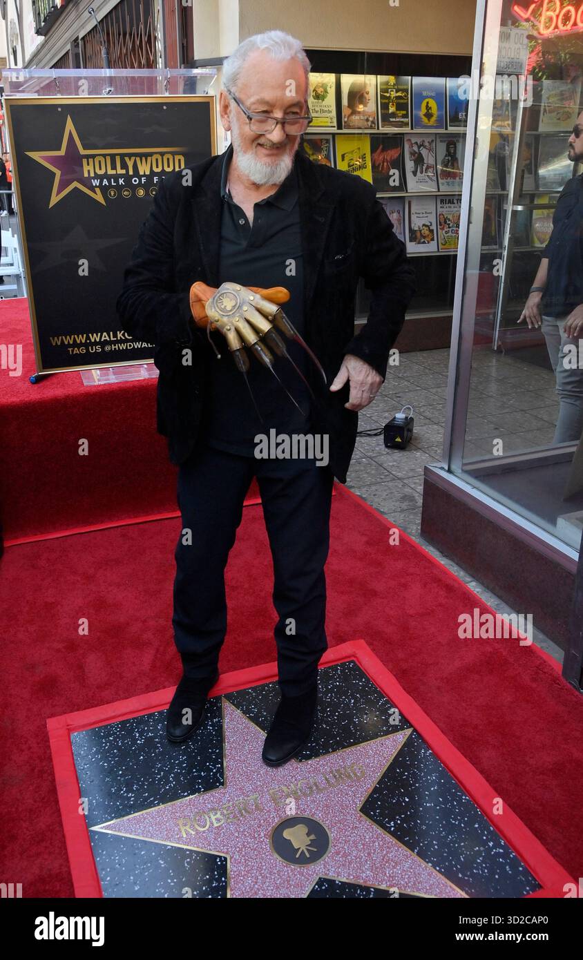 Los Angeles, Stati Uniti. 31 ottobre 2025. L'attore e regista americano Robert Englund, meglio conosciuto per la sua interpretazione del cattivo Freddie Krueger si erge sulla sua stella durante una cerimonia di inaugurazione che lo onora con la 2, 826a stella sulla Hollywood Walk of Fame a Los Angeles venerdì 31 ottobre 2025. Foto di Jim Ruymen/UPI credito: UPI/Alamy Live News Foto Stock