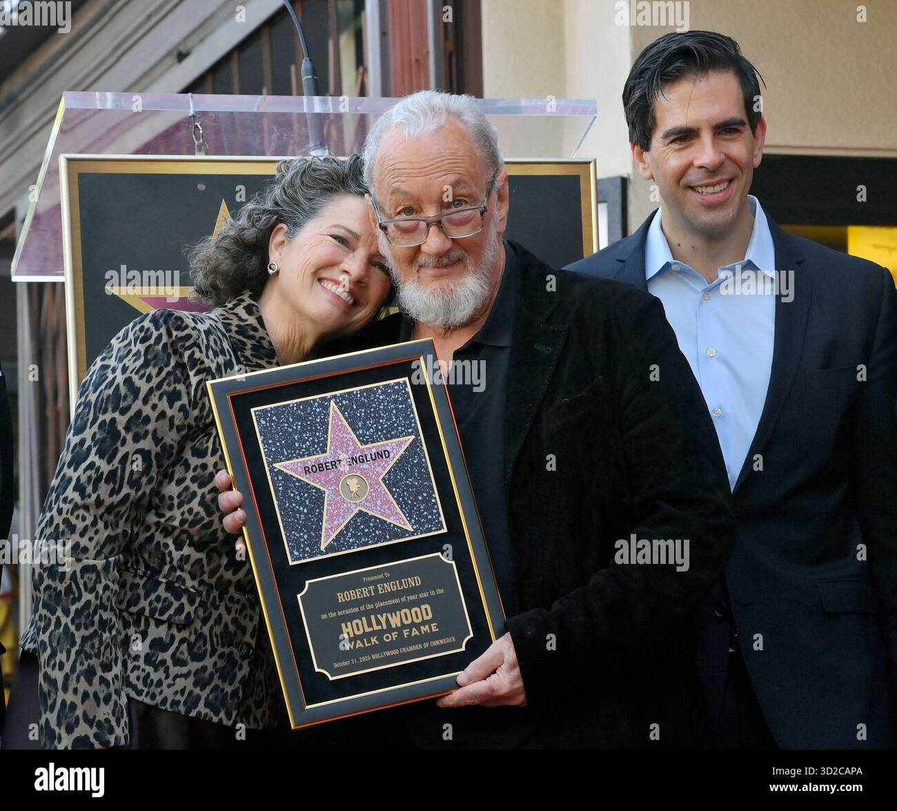 Los Angeles, Stati Uniti. 31 ottobre 2025. L'attore e regista americano Robert Englund (C), meglio conosciuto per la sua interpretazione del malvagio Freddie Krueger è affiancato dagli attori Heather Langenkamp (L) ed Eli Roth durante una cerimonia di inaugurazione che gli onora la 2, 826esima stella della Hollywood Walk of Fame a Los Angeles venerdì 31 ottobre 2025. Foto di Jim Ruymen/UPI credito: UPI/Alamy Live News Foto Stock