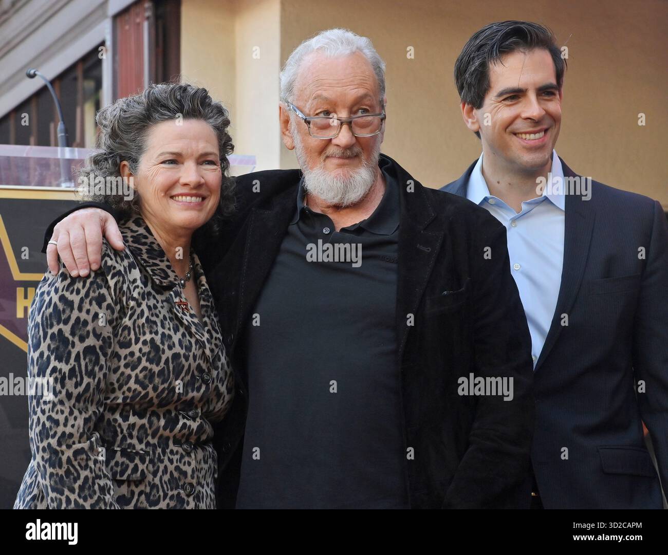Los Angeles, Stati Uniti. 31 ottobre 2025. L'attore e regista americano Robert Englund (C), meglio conosciuto per la sua interpretazione del malvagio Freddie Krueger è affiancato dagli attori Heather Langenkamp (L) ed Eli Roth durante una cerimonia di inaugurazione che gli onora la 2, 826esima stella della Hollywood Walk of Fame a Los Angeles venerdì 31 ottobre 2025. Foto di Jim Ruymen/UPI credito: UPI/Alamy Live News Foto Stock