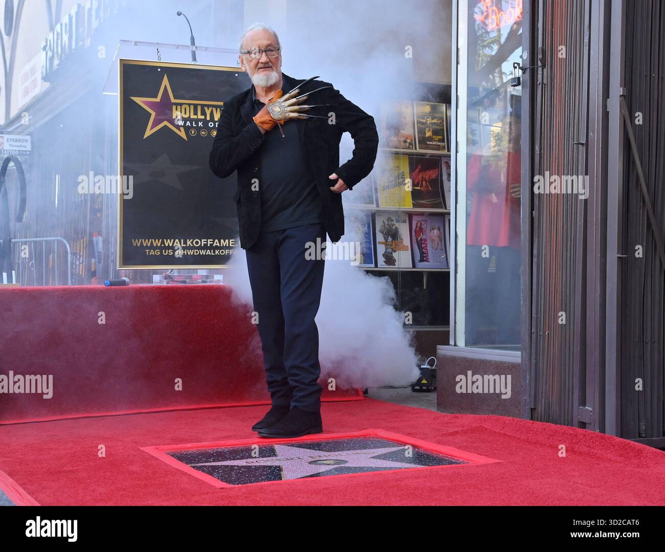 Los Angeles, Stati Uniti. 31 ottobre 2025. L'attore e regista americano Robert Englund, meglio conosciuto per la sua interpretazione del cattivo Freddie Krueger si erge sopra la sua stella durante una cerimonia di inaugurazione che lo onora con la 2, 826a stella sulla Hollywood Walk of Fame a Los Angeles venerdì 31 ottobre 2025. Foto di Jim Ruymen/UPI credito: UPI/Alamy Live News Foto Stock
