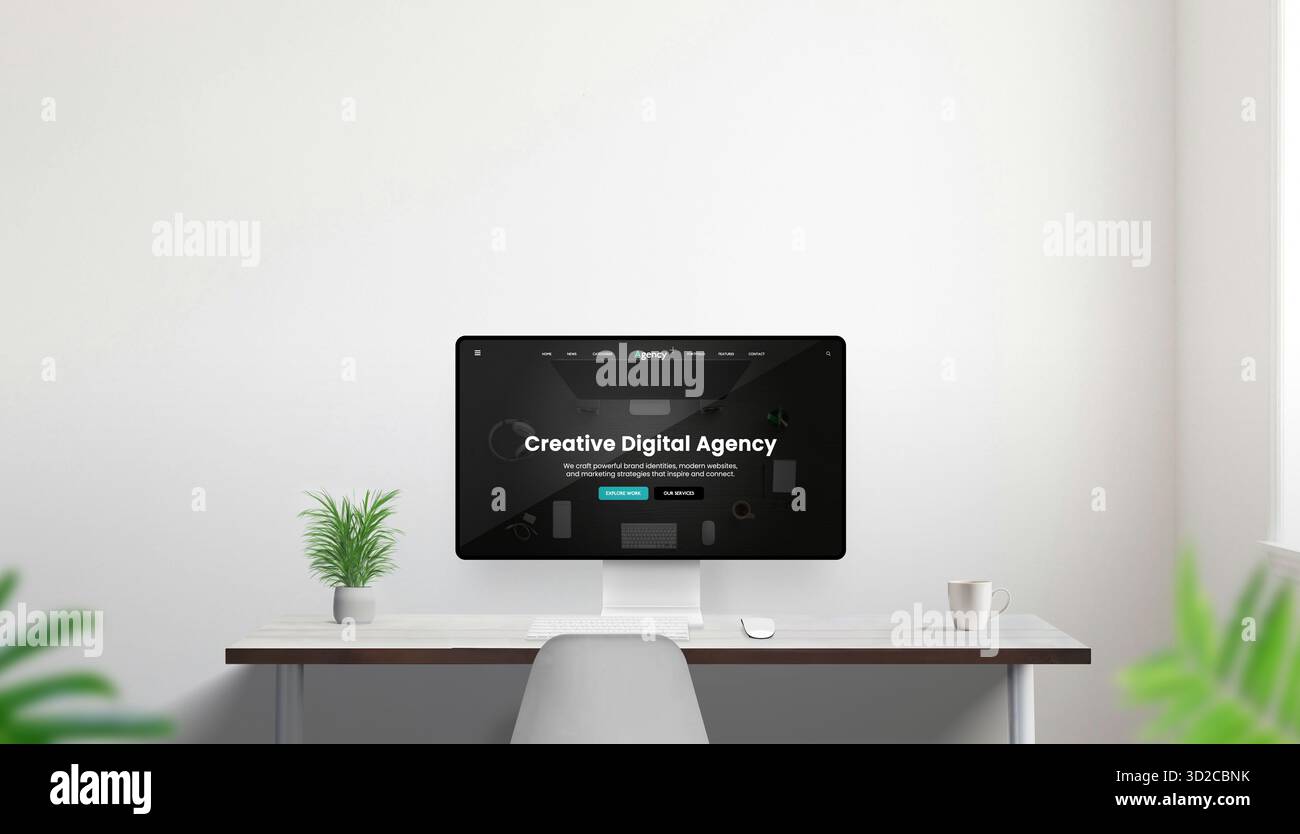 Moderno computer desktop su una scrivania minimalista con pianta e tazza di caffè che visualizza il sito Web di agenzie digitali creative in modalità buia e interni luminosi Foto Stock