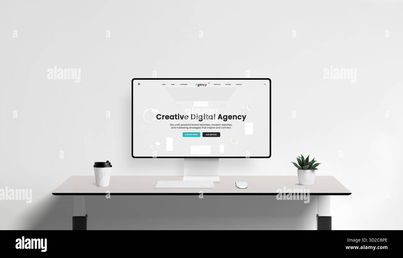 Monitor per computer bianco con interfaccia creativa per agenzie digitali su una scrivania pulita, configurazione minima dell'ufficio con tazze da caffè e decorazioni in piante verdi Foto Stock