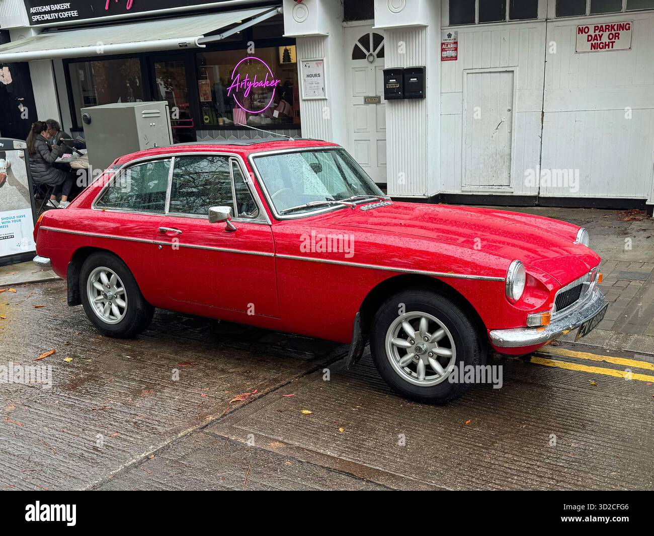 Dublino, Irlanda - 19 ottobre 2025: MG B GT roadster parcheggiata a lato della strada. Foto Stock