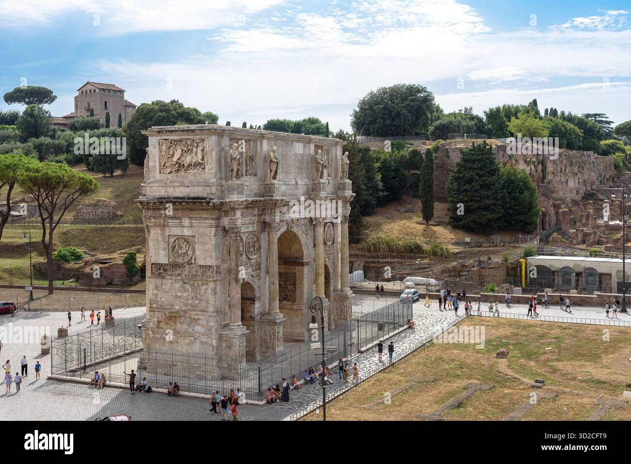Una vista ad alto angolo dell'Arco di Costantino a Roma, Italia durante il giorno con turisti intorno ad esso Foto Stock