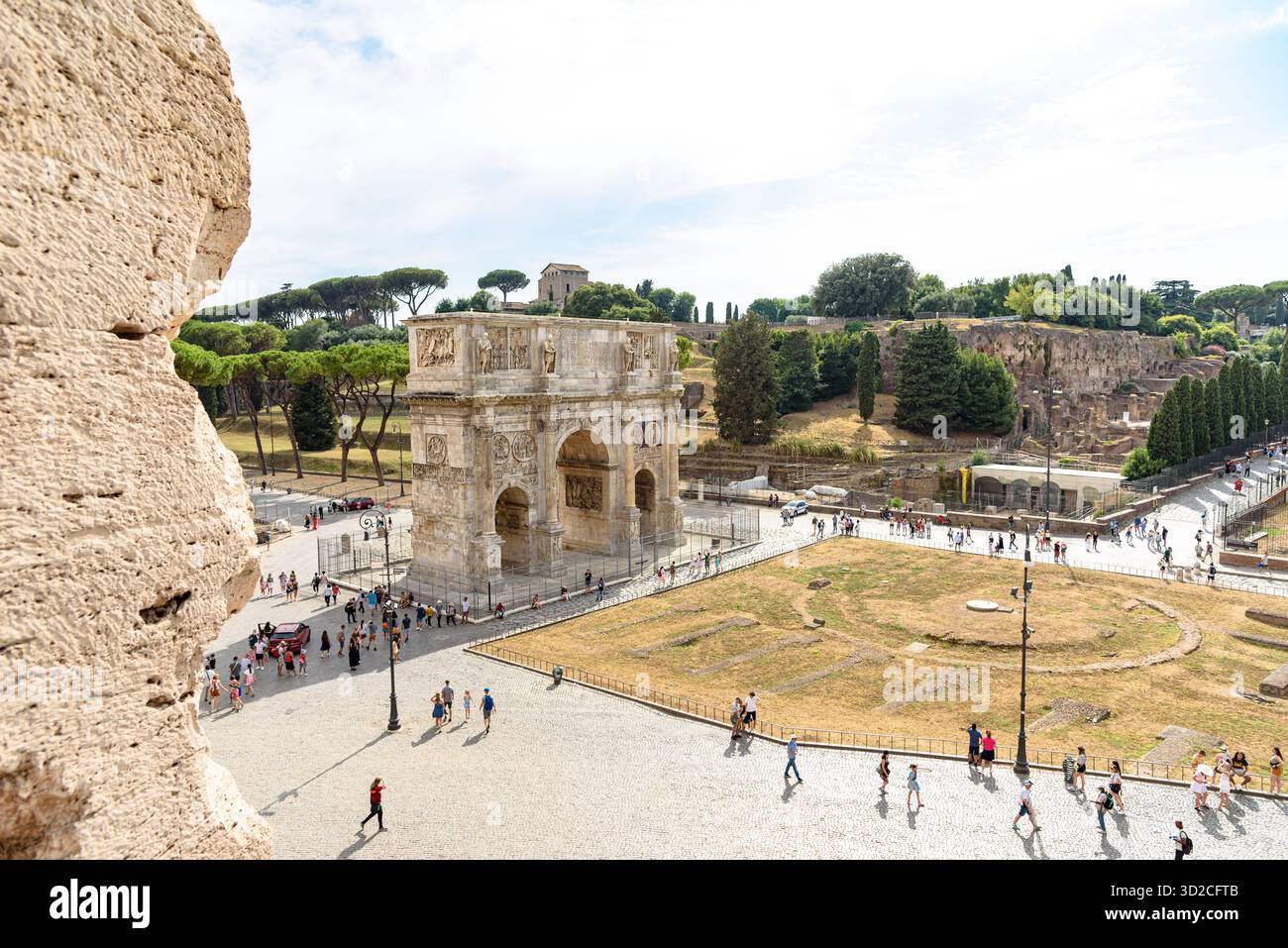 Una vista ad alto angolo dell'Arco di Costantino a Roma, Italia durante il giorno con turisti intorno ad esso Foto Stock