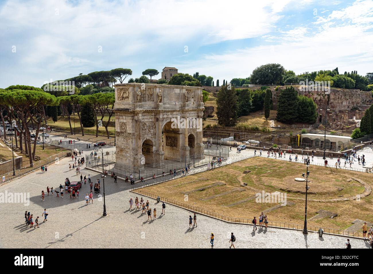 Una vista ad alto angolo dell'Arco di Costantino a Roma, Italia durante il giorno con turisti intorno ad esso Foto Stock