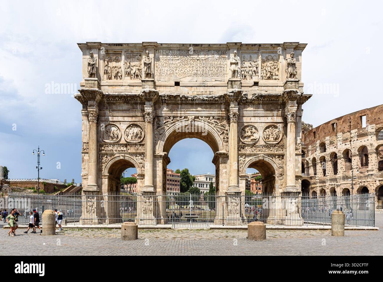 Una vista a livello del suolo dell'Arco di Costantino a Roma, Italia durante il giorno Foto Stock