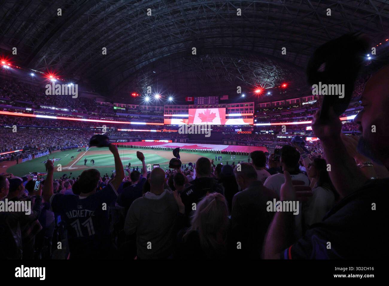 Toronto, Canada. 31 ottobre 2025. I tifosi applaudono come inno nazionale canadese si gioca prima dell'inizio di gara 6 delle MLB World Series tra i Los Angeles Dodgers e i Toronto Blue Jays al Rogers Centre di Toronto, Canada, venerdì 31 ottobre 2025. Foto di Aaron Josefczyk/UPI credito: UPI/Alamy Live News Foto Stock